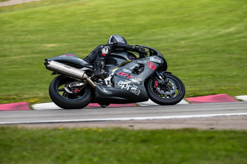Tommy on an Aprilia RSV leaning through a corner on a racetrack. Photo: Morten Kimer / Kimers Foto